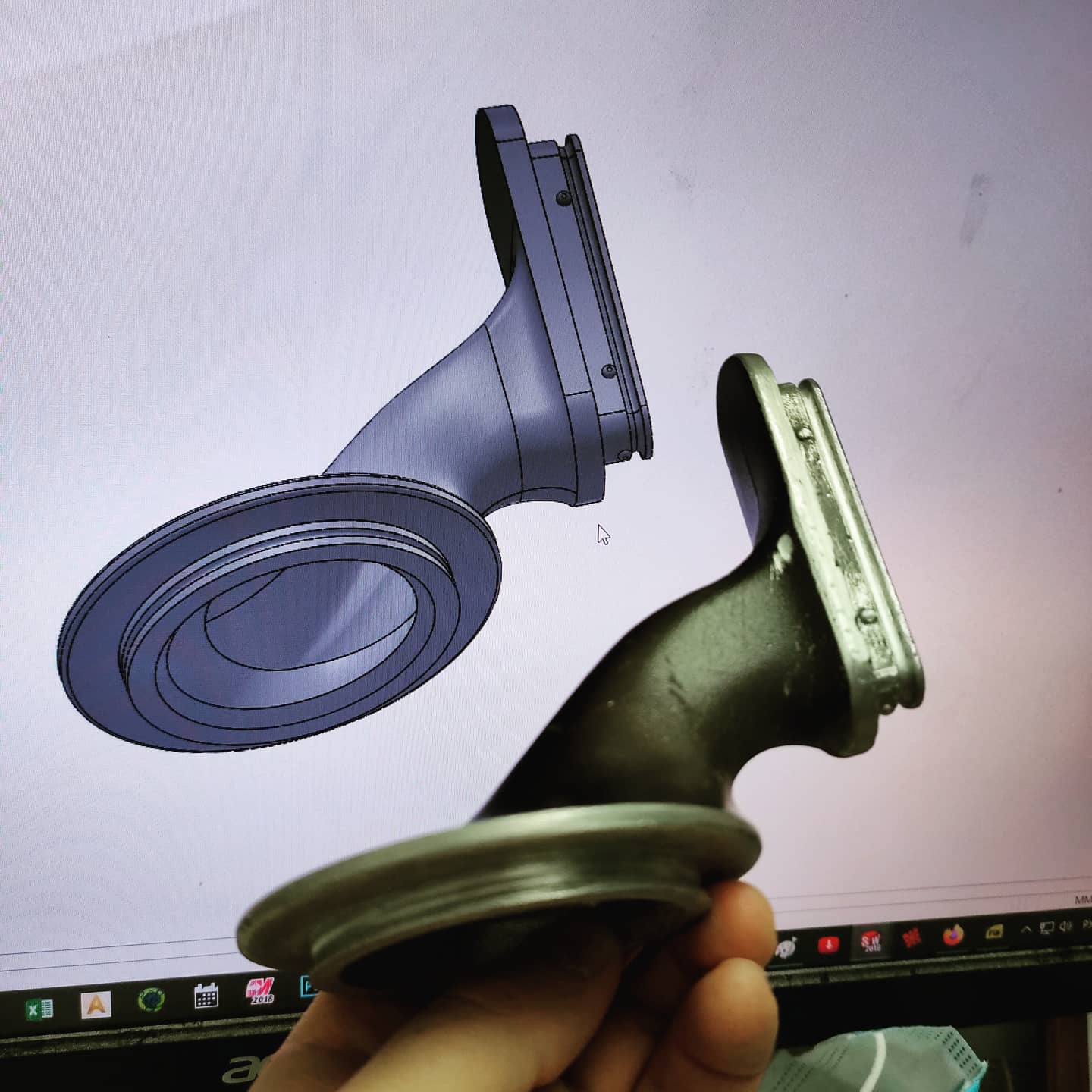 Готовая литая деталь рядом с её 3D-моделью